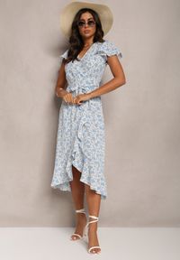 Renee - Niebieska Kopertowa Sukienka w Kwiaty Wakena. Kolor: niebieski. Materiał: tkanina. Wzór: kwiaty. Typ sukienki: kopertowe. Długość: midi #3