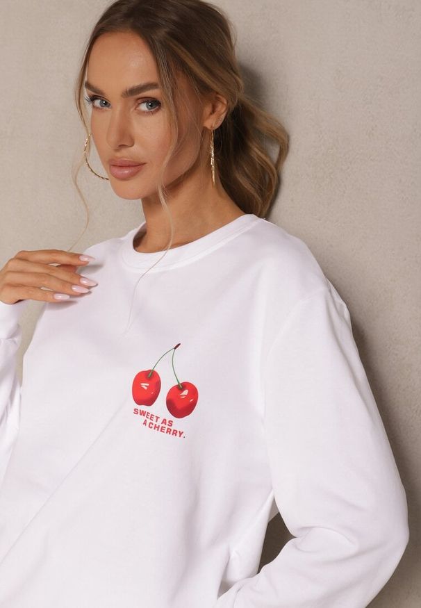 Renee - Biała Bluza z Bawełny o Klasycznym Kroju z Aplikacją w Wisienki Silzekia. Okazja: na co dzień. Kolor: biały. Materiał: bawełna. Długość rękawa: długi rękaw. Długość: długie. Wzór: aplikacja. Styl: klasyczny