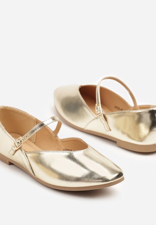 Renee - Złote Balerinki Vices z Paseczkiem ze Sprzączką i Ozdobnym Przeszyciem Desorila. Okazja: na co dzień. Nosek buta: okrągły. Zapięcie: sprzączka. Kolor: złoty. Sezon: wiosna, lato. Styl: casual, elegancki