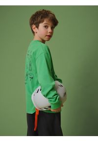 4f - 4F Longsleeve loose z nadrukiem chłopięcy - zielony 134/140 (8-10 lat). Okazja: na co dzień, na uczelnię. Kolor: zielony. Materiał: dzianina, bawełna, skóra. Długość rękawa: długi rękaw. Wzór: nadruk. Sezon: lato. Styl: casual #1