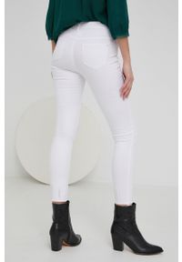 Answear Lab jeansy damskie kolor biały medium waist. Kolor: biały. Styl: wakacyjny