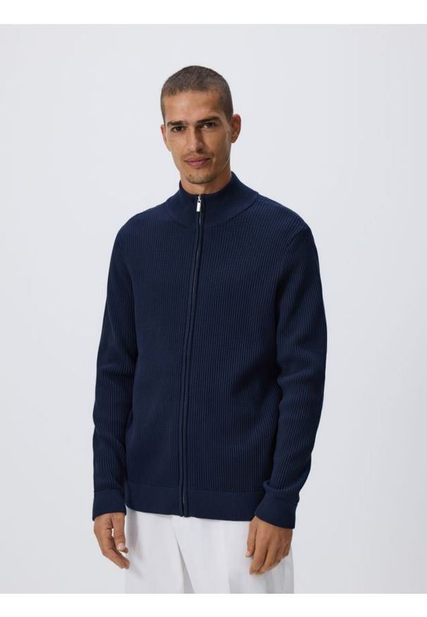 Reserved - Rozpinany sweter ze stójką - granatowy. Typ kołnierza: kołnierzyk stójkowy. Kolor: niebieski. Materiał: bawełna, dzianina