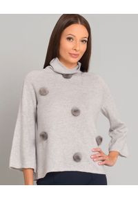 LE TRICOT PERUGIA - Kaszmirowy stylowy sweter z pomponami z naturalnego futra. Typ kołnierza: golf. Kolor: szary. Materiał: futro, kaszmir. Długość: długie. Wzór: aplikacja. Styl: elegancki
