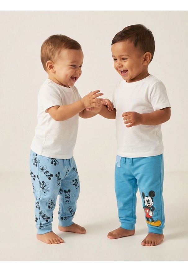 Sinsay - Spodnie dresowe jogger z nadrukiem Mickey Mouse - szary. Kolor: szary. Materiał: dresówka. Wzór: nadruk, motyw z bajki