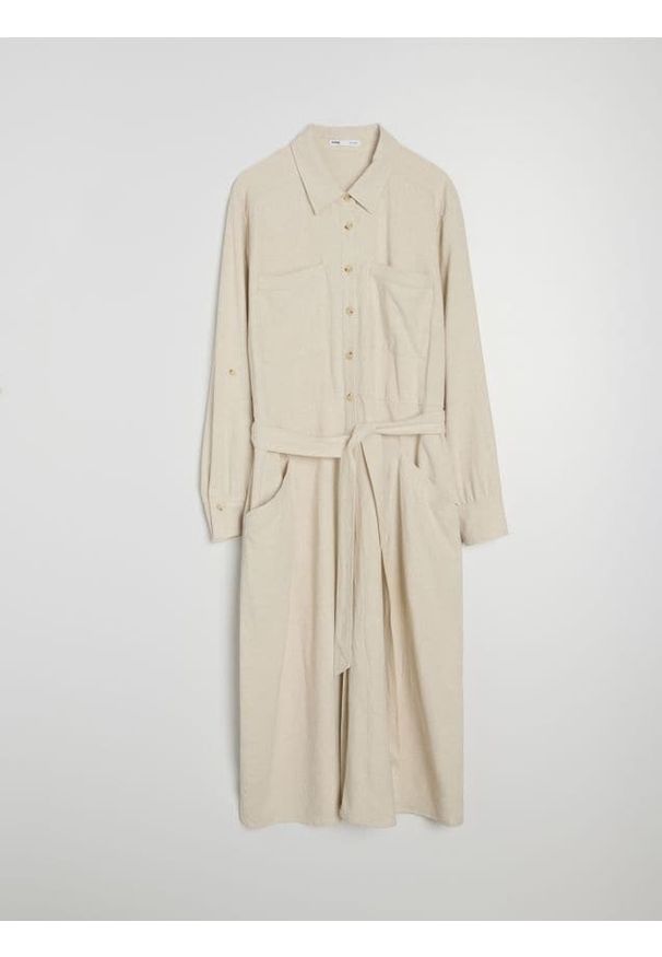 Sinsay - Wiskozowa koszulowa sukienka midi z domieszką lnu PLUS SIZE - kremowy. Kolekcja: plus size. Kolor: kremowy. Materiał: wiskoza, len. Typ sukienki: dla puszystych, koszulowe. Długość: midi