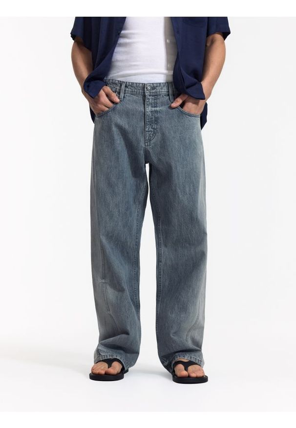 Reserved - Jeansy baggy z efektem sprania - jasnoszary. Kolor: szary
