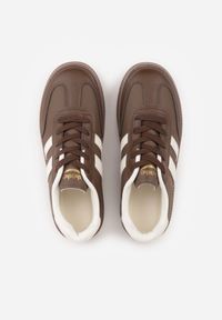 Born2be - Brązowe Sneakersy w Stylu Tenisówek z Paskami na Boku Saliena. Okazja: na co dzień. Zapięcie: pasek. Kolor: brązowy. Materiał: skóra, jeans #3