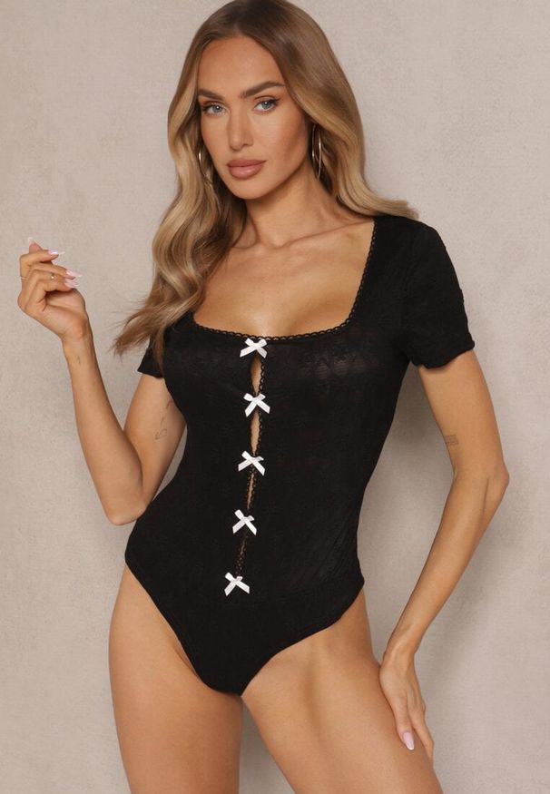 Renee - Czarne Tłoczone Body o Dopasowanym Kroju z Wycięciami i Kokardkami Redola. Okazja: na co dzień. Typ kołnierza: kokarda. Kolor: czarny. Materiał: jeans, materiał. Wzór: aplikacja. Styl: klasyczny, casual