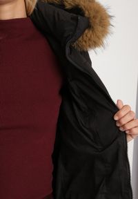 Born2be - Czarna Długa Kurtka Pikowana z Kapturem z Futerkiem i Paskiem w Talii Avesiia. Okazja: do pracy, na spotkanie biznesowe. Typ kołnierza: kaptur. Kolor: czarny. Materiał: futro. Długość: długie. Styl: biznesowy #2