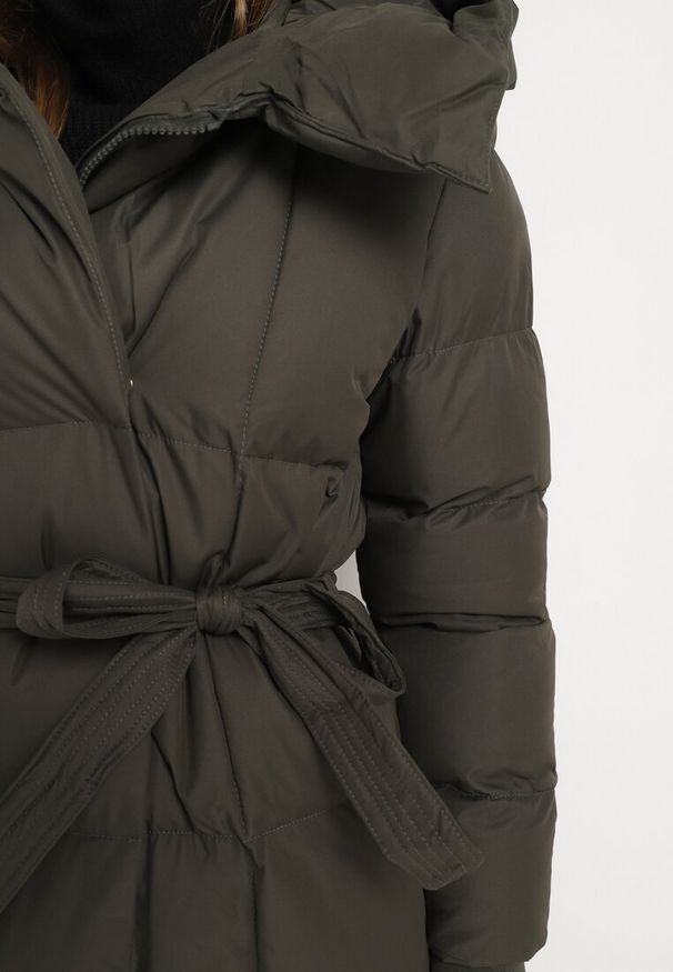 Born2be - Ciemnozielona Długa Kurtka Pikowana z Kapturem i Wysokim Kołnierzem Wiązana w Talii Zevrira. Okazja: na co dzień. Typ kołnierza: kaptur. Kolor: zielony. Materiał: materiał, dzianina, jeans. Długość: długie. Styl: klasyczny, casual, sportowy