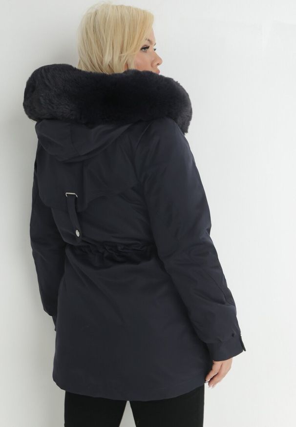 Born2be - Granatowa Kurtka Parka Nylonowa Deseyi. Okazja: na spacer. Kolekcja: plus size. Kolor: niebieski. Materiał: nylon. Sezon: zima. Styl: klasyczny, elegancki