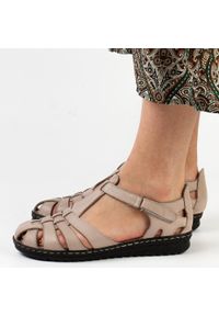 Szare skórzane sandały damskie z zakrytymi palcami T.Sokolski A88. Kolor: szary. Materiał: skóra. Obcas: na obcasie. Wysokość obcasa: średni