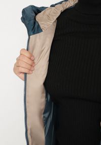 Born2be - Niebieska Pikowana Kamizelka z Kapturem i Sznurkami Imvila. Okazja: na co dzień. Typ kołnierza: kaptur. Kolor: niebieski. Materiał: jeans. Wzór: aplikacja. Styl: elegancki, casual, klasyczny #6