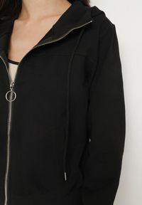 Born2be - Czarna Bluza z Kapturem i Kieszeniami Zapinana na Suwak Uloselenia. Okazja: na co dzień. Typ kołnierza: kaptur. Kolor: czarny. Materiał: jeans. Styl: casual, elegancki #7