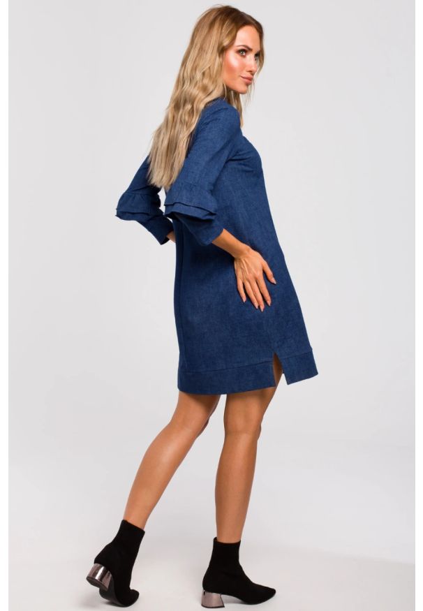 Sukienki.shop - Sukienka trapezowa z bawełnianej dzianiny z nadrukiem jak jeans. Okazja: na co dzień. Typ kołnierza: dekolt w serek. Materiał: dzianina, bawełna, jeans. Wzór: nadruk. Typ sukienki: trapezowe. Styl: elegancki, casual. Długość: mini