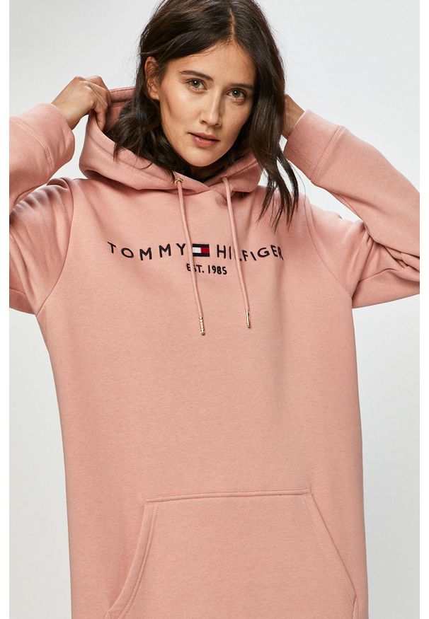 TOMMY HILFIGER - Tommy Hilfiger - Sukienka. Okazja: na co dzień. Typ kołnierza: kaptur. Kolor: różowy. Materiał: bawełna, poliester, dzianina. Wzór: aplikacja. Typ sukienki: oversize, proste. Styl: casual. Długość: mini