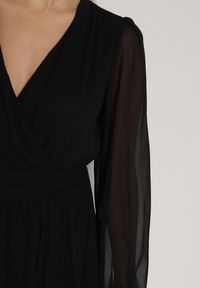 Born2be - Czarna Rozkloszowana Sukienka z Siateczki z Kopertowym Dekoltem Zenessa. Typ kołnierza: dekolt kopertowy. Kolor: czarny. Materiał: poliester, materiał. Typ sukienki: kopertowe #6