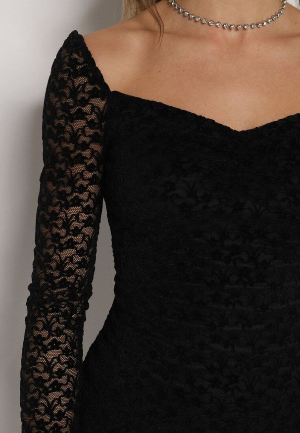 Born2be - Czarna Koronkowa Sukienka o Dopasowanym Kroju z Kwadratowym Dekoltem Tiwedesa. Okazja: na imprezę. Typ kołnierza: dekolt kwadratowy. Kolor: czarny. Materiał: koronka. Styl: klasyczny, elegancki