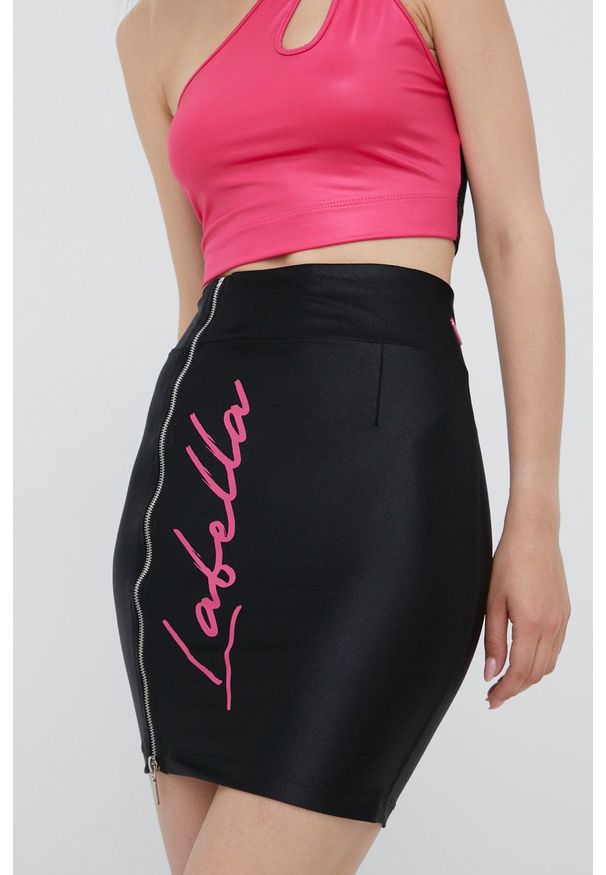 LABELLAMAFIA - LaBellaMafia spódnica kolor czarny mini prosta. Okazja: na co dzień. Stan: podwyższony. Kolor: czarny. Materiał: dzianina. Styl: casual