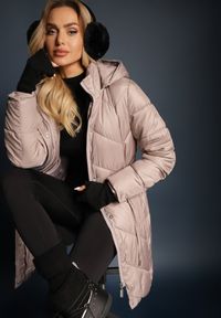 Renee - Beżowa Długa Pikowana Kurtka w Stylu Parki z Troczkiem w Pasie i Sztucznym Futerkiem Abelasa. Okazja: na co dzień. Kolor: beżowy. Materiał: futro. Długość: długie. Sezon: zima. Styl: casual, street, klasyczny #3