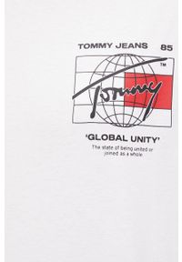 Tommy Jeans Longsleeve bawełniany kolor biały z nadrukiem. Okazja: na co dzień. Kolor: biały. Materiał: bawełna. Długość rękawa: długi rękaw. Wzór: nadruk. Styl: casual