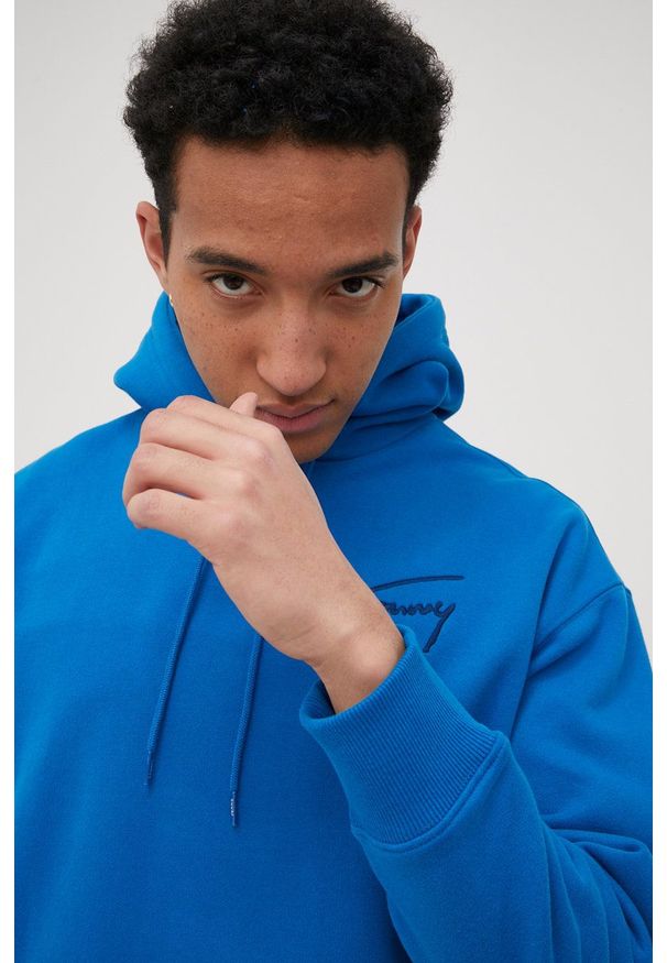 Tommy Jeans bluza męska z kapturem z aplikacją. Typ kołnierza: kaptur. Kolor: niebieski. Materiał: materiał, włókno, dzianina. Wzór: aplikacja