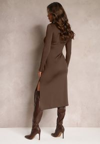 Renee - Ciemnobrązowa Sukienka Midi z Marszczeniem i Rozcięciem Vangia. Kolor: brązowy. Wzór: aplikacja. Długość: midi #5