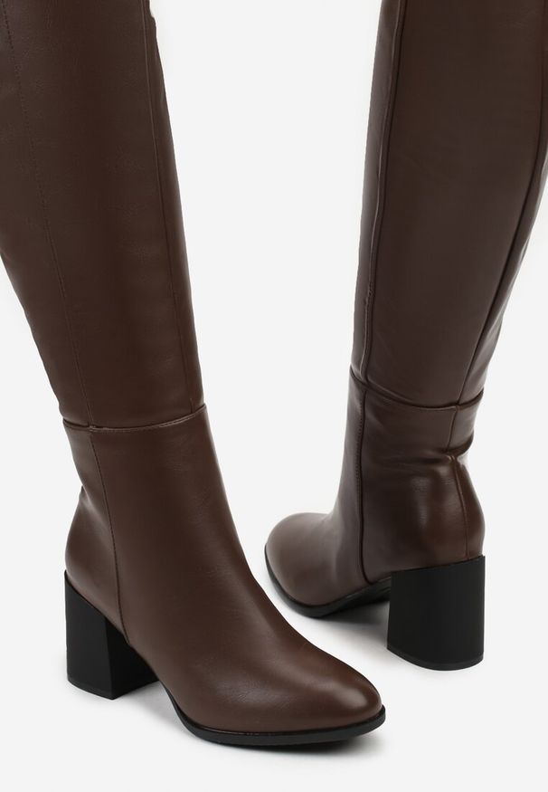 Renee - Brązowe Kozaki Vices na Słupku z Przeszyciami Codvira. Okazja: na co dzień. Kolor: brązowy. Materiał: jeans. Obcas: na słupku. Styl: elegancki, casual, klasyczny, street