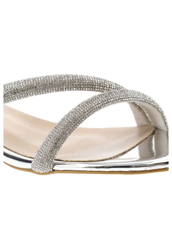 Srebrne Sandały Bayla Eleganckie Płaskie Buty. Okazja: na imprezę. Zapięcie: pasek, sprzączka. Kolor: srebrny. Materiał: skóra ekologiczna, lakier. Wzór: paski, aplikacja. Sezon: lato. Obcas: na obcasie. Styl: elegancki