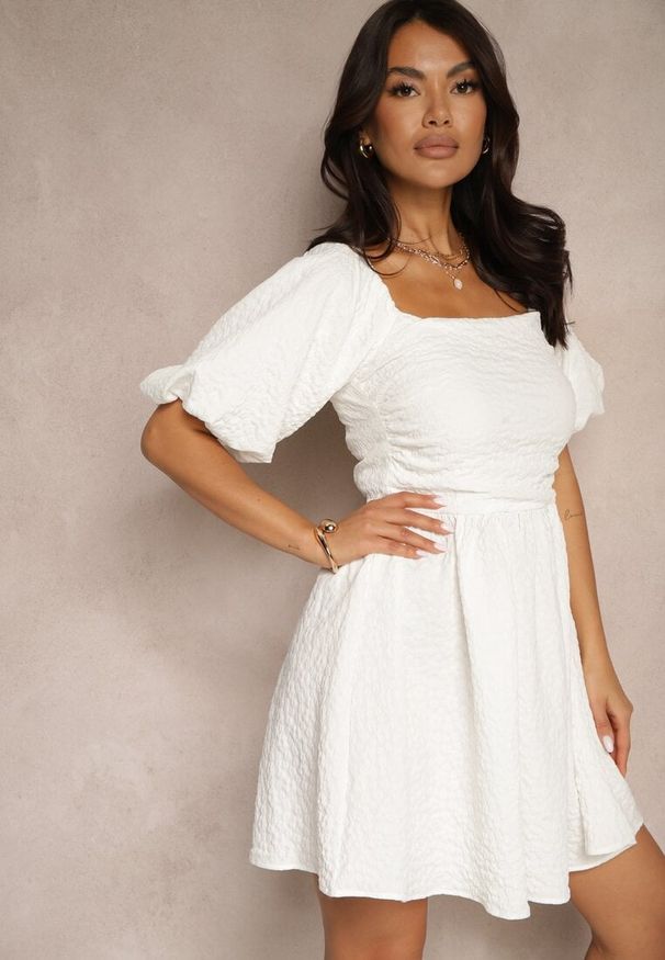 Renee - Biała Rozkloszowana Sukienka z Elastyczną Górą i Bufkami na Ramionach Velzemia. Okazja: na co dzień. Kolor: biały. Długość rękawa: krótki rękaw. Styl: casual, klasyczny