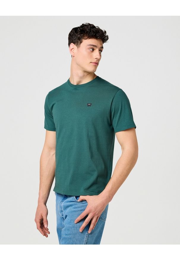Wrangler - MĘSKA KOSZULKA WRANGLER SIGN OFF TEE BISTRO GREEN 112371479