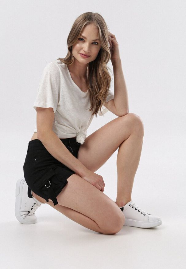Born2be - Czarne Szorty Vivialori. Okazja: na co dzień. Stan: podwyższony. Kolor: czarny. Materiał: jeans. Długość: długie. Styl: sportowy, casual