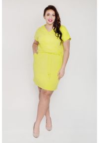 Moda Size Plus Iwanek - Limonkowa dresowa wiązana sukienka z trokami OVERSIZE PLUS SIZE wiosna lato. Typ kołnierza: dekolt w serek. Kolekcja: plus size. Materiał: dresówka. Wzór: gładki. Sezon: wiosna, lato. Typ sukienki: oversize, dla puszystych. Styl: sportowy