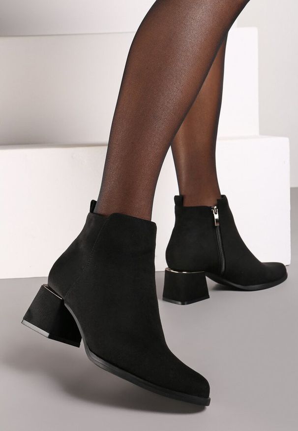 Born2be - Czarne Botki z Imitacji Zamszu na Niskim Słupku z Metaliczną Wstawką Anorvia. Okazja: na co dzień. Zapięcie: zamek. Kolor: czarny. Materiał: zamsz. Obcas: na słupku. Styl: elegancki, casual, klasyczny. Wysokość obcasa: średni