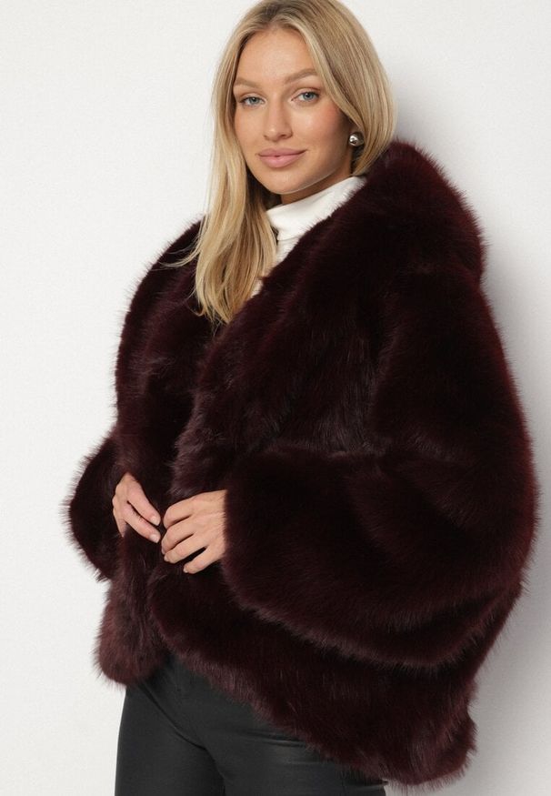 Born2be - Bordowa Kurtka Futerko Oversize z Kapturem Unillea. Okazja: na co dzień. Typ kołnierza: kaptur. Kolor: czerwony. Materiał: futro. Styl: casual, elegancki
