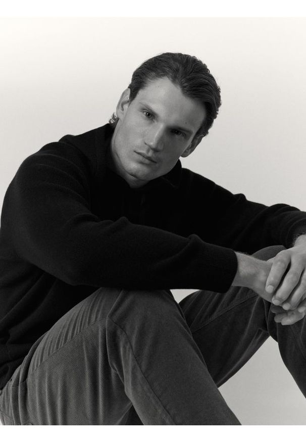 Reserved - Wełniany sweter z kapturem - czarny. Typ kołnierza: kaptur. Kolor: czarny. Materiał: wełna