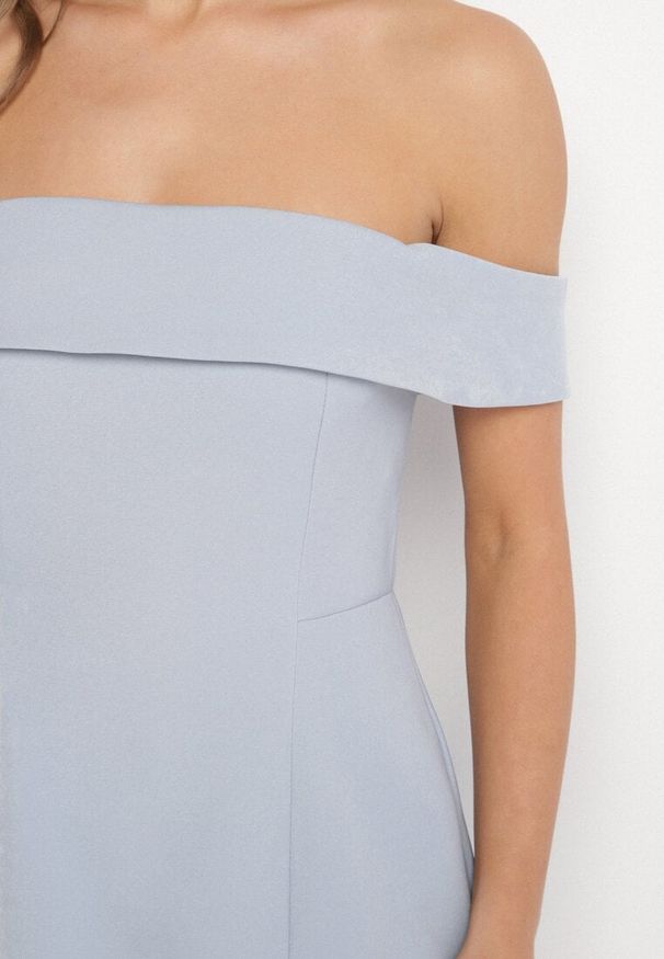 Born2be - Jasnoniebieska Taliowana Sukienka z Dekoltem Bandeau z Zakładką Zelzemis. Kolor: niebieski. Styl: elegancki, klasyczny