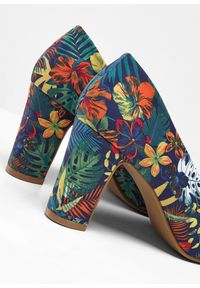 bonprix - Czółenka na obcasie klockowym. Kolor: szary, wielokolorowy. Wzór: nadruk. Sezon: lato. Obcas: na obcasie. Wysokość obcasa: średni #2