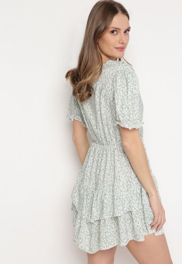 Born2be - Biało-Zielona Sukienka Mini z Falbankami i Kopertowym Dekoltem z Gumką w Talii Isarola. Typ kołnierza: kołnierz z falbankami. Kolor: biały. Wzór: kwiaty. Sezon: lato. Typ sukienki: kopertowe. Długość: mini