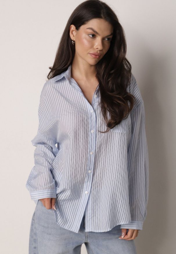 Born2be - Niebieska Koszula o Kroju Oversize z Tencelu w Paski Ozdobiona Haftem Tidine. Okazja: na spotkanie biznesowe, na co dzień, do pracy. Kolor: niebieski. Materiał: poliester, jeans. Wzór: aplikacja, haft, paski. Styl: casual, biznesowy