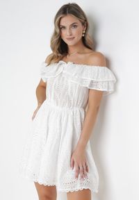 Born2be - Biała Rozkloszowana Sukienka Mini Hiszpanka z Gumką w Pasie i Ozdobnym Haftem Lenia. Typ kołnierza: dekolt hiszpanka. Kolor: biały. Materiał: tkanina. Wzór: haft. Długość: mini