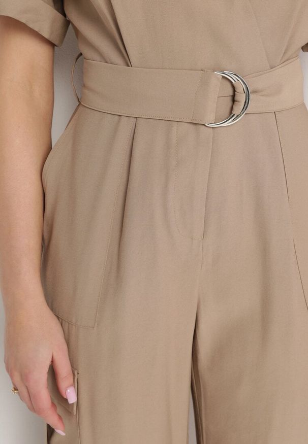 Born2be - Beżowy Kombinezon Utility z Kopertowym Dekoltem Paskiem i Szerokimi Kieszeniami Pallilena. Okazja: na co dzień. Kolor: beżowy. Styl: casual, elegancki