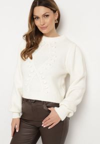 Born2be - Biały Wiskozowy Sweter ze Ściągaczami na Rękawach i Ozdobnym Tłoczeniem Hariga. Okazja: na co dzień. Kolor: biały. Materiał: wiskoza. Długość rękawa: długi rękaw. Długość: długie. Styl: klasyczny, casual, elegancki #4