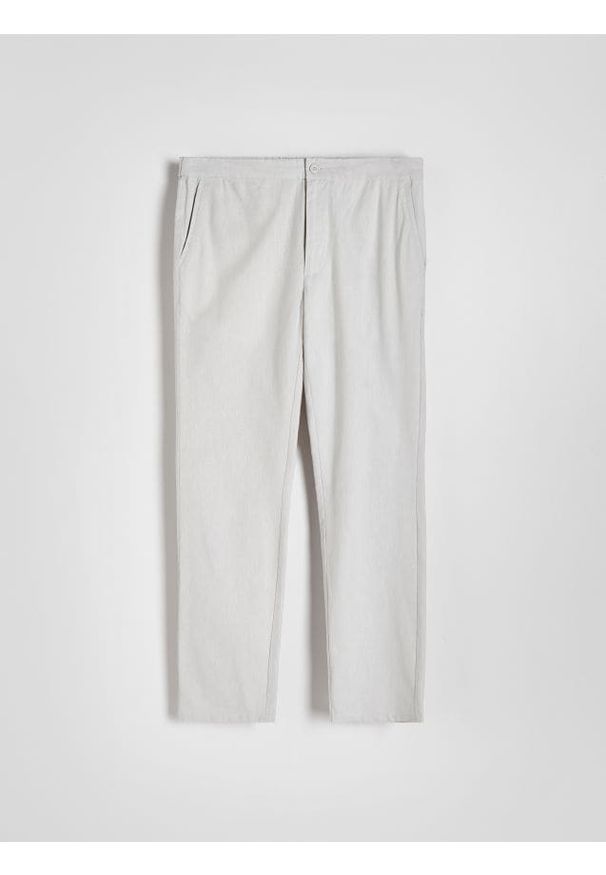 Reserved - Spodnie chino regular z dodatkiem lnu - jasnoszary. Kolor: szary. Materiał: len