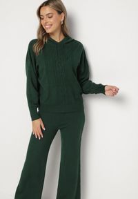 Born2be - Ciemnozielony Dzianinowy Komplet Bluza z Kapturem w Warkoczowy Splot i Spodnie z Szerokimi Nogawkami Narahai. Kolor: zielony. Materiał: dzianina. Wzór: ze splotem #5