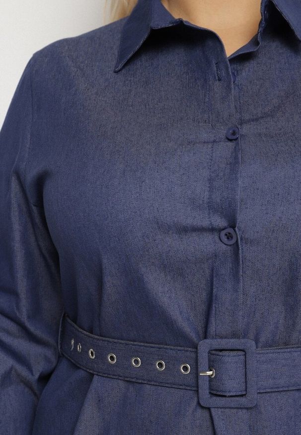 Born2be - Granatowa Rozkloszowana Sukienka z Bawełną Koszulowa z Paskiem i Kieszeniami Lilsemi. Okazja: na co dzień. Kolekcja: plus size. Kolor: niebieski. Materiał: bawełna. Typ sukienki: koszulowe. Styl: casual