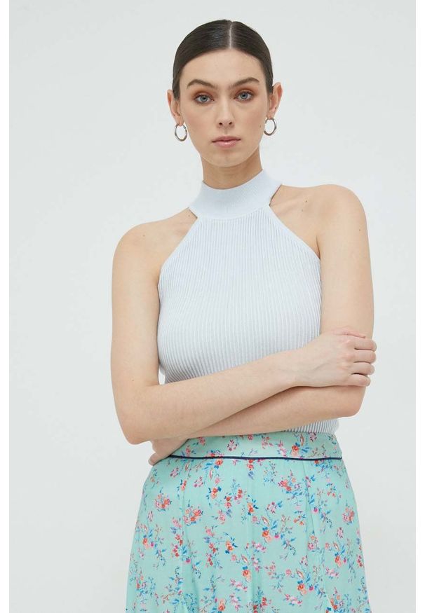 Guess top damski kolor niebieski z półgolfem. Typ kołnierza: dekolt halter. Kolor: niebieski. Materiał: materiał, dzianina, wiskoza. Wzór: gładki