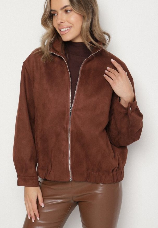 Born2be - Brązowa Kurtka Bomberka ze Ściągaczami i Suwakiem w Stylu Retro Zenissa. Okazja: na spacer, na co dzień. Kolor: brązowy. Materiał: dzianina, jeans. Długość rękawa: długi rękaw. Długość: długie. Styl: retro