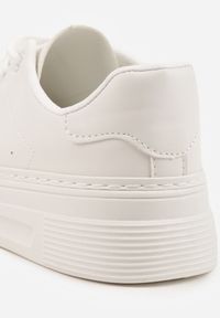 Renee - Białe Minimalistyczne Sneakersy VICES o Fasonie Tenisówek na Platformie Halanatea. Okazja: na co dzień. Kolor: biały. Materiał: jeans, koronka. Obcas: na platformie #5