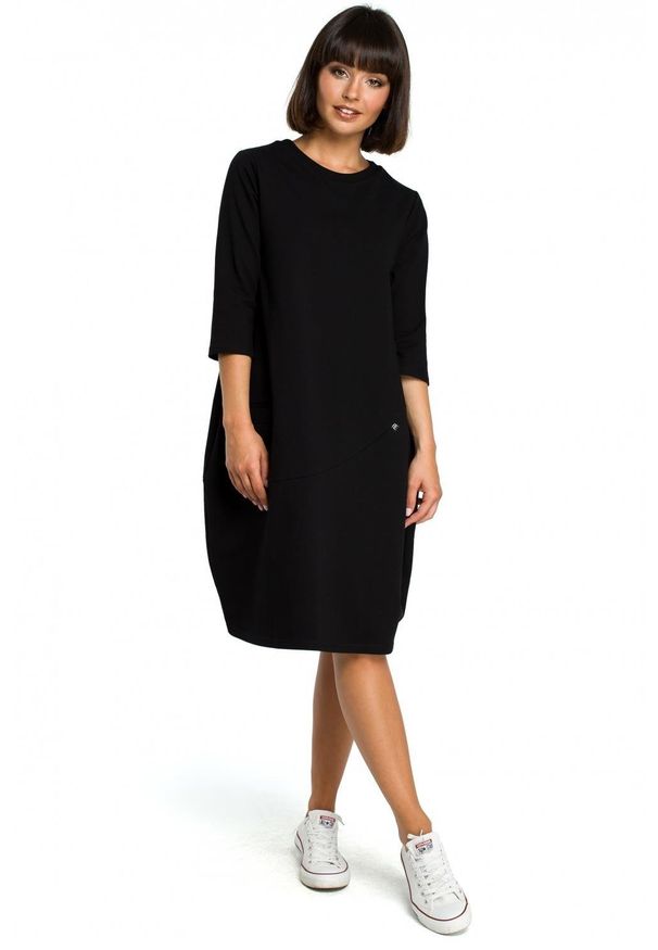 BE - Sukienka dresowa bombka oversize z kieszonką z przodu czarna. Okazja: na co dzień. Kolor: czarny. Materiał: dresówka. Typ sukienki: oversize, bombki. Styl: casual